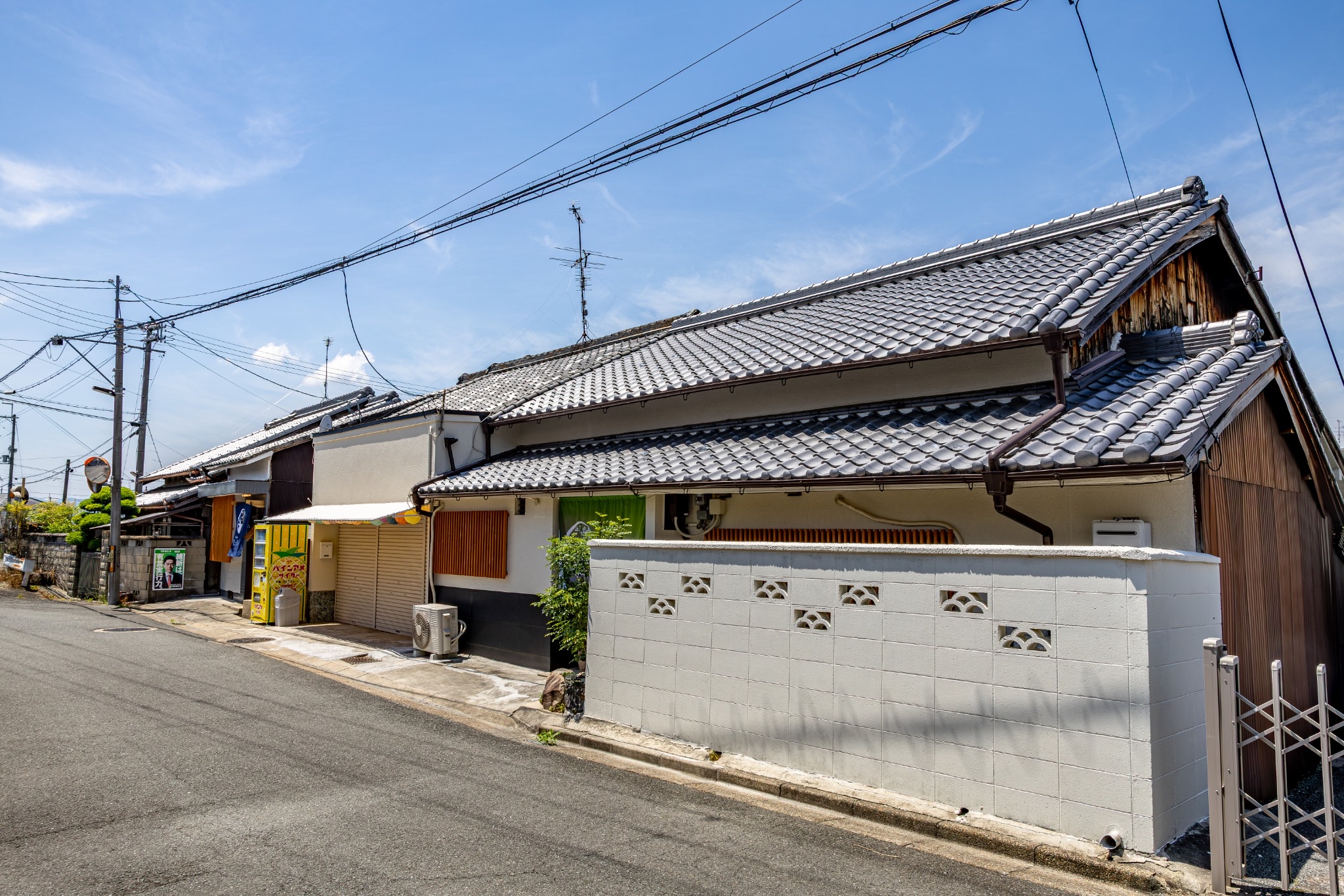 Lax奈良 本館の外観。奈良市古市町にある瓦屋根の一棟貸し古民家宿。